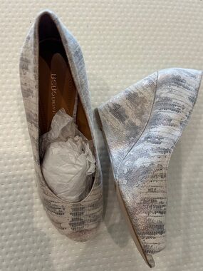 BCBG Metallic Nuetral Natural Wedge Pumps -sz 9.5M